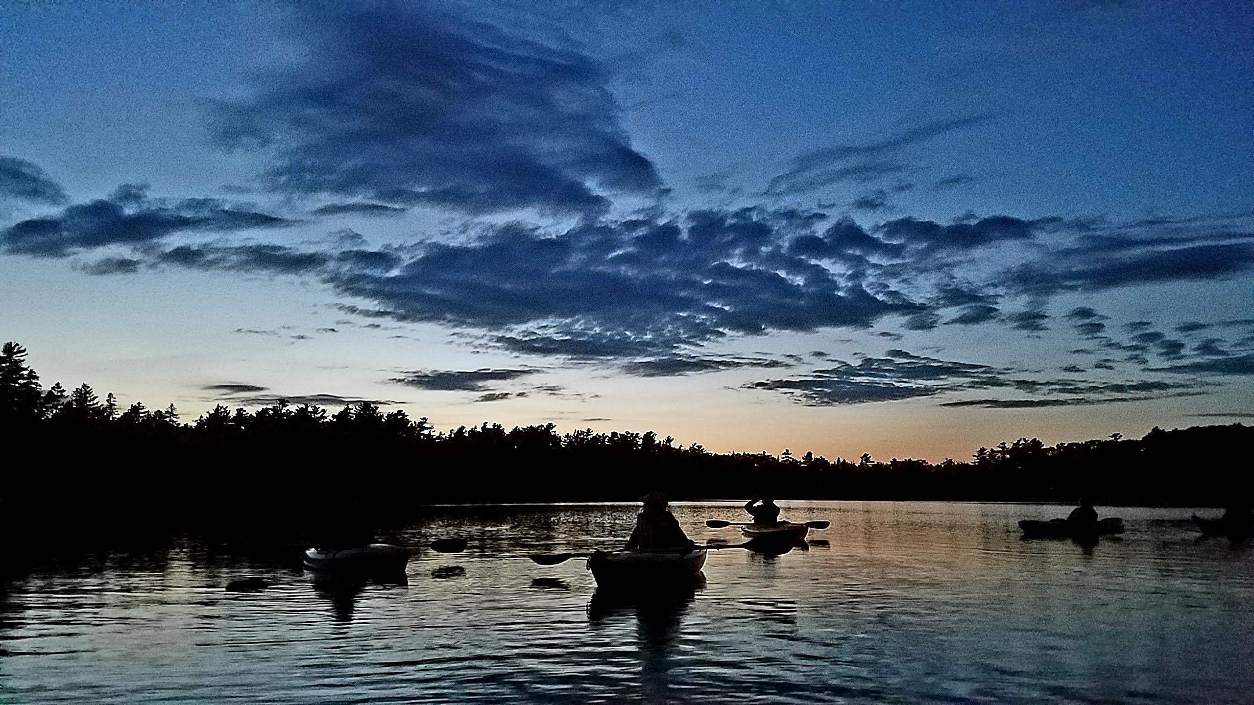 20190815_moonlight-paddle-silhouettes